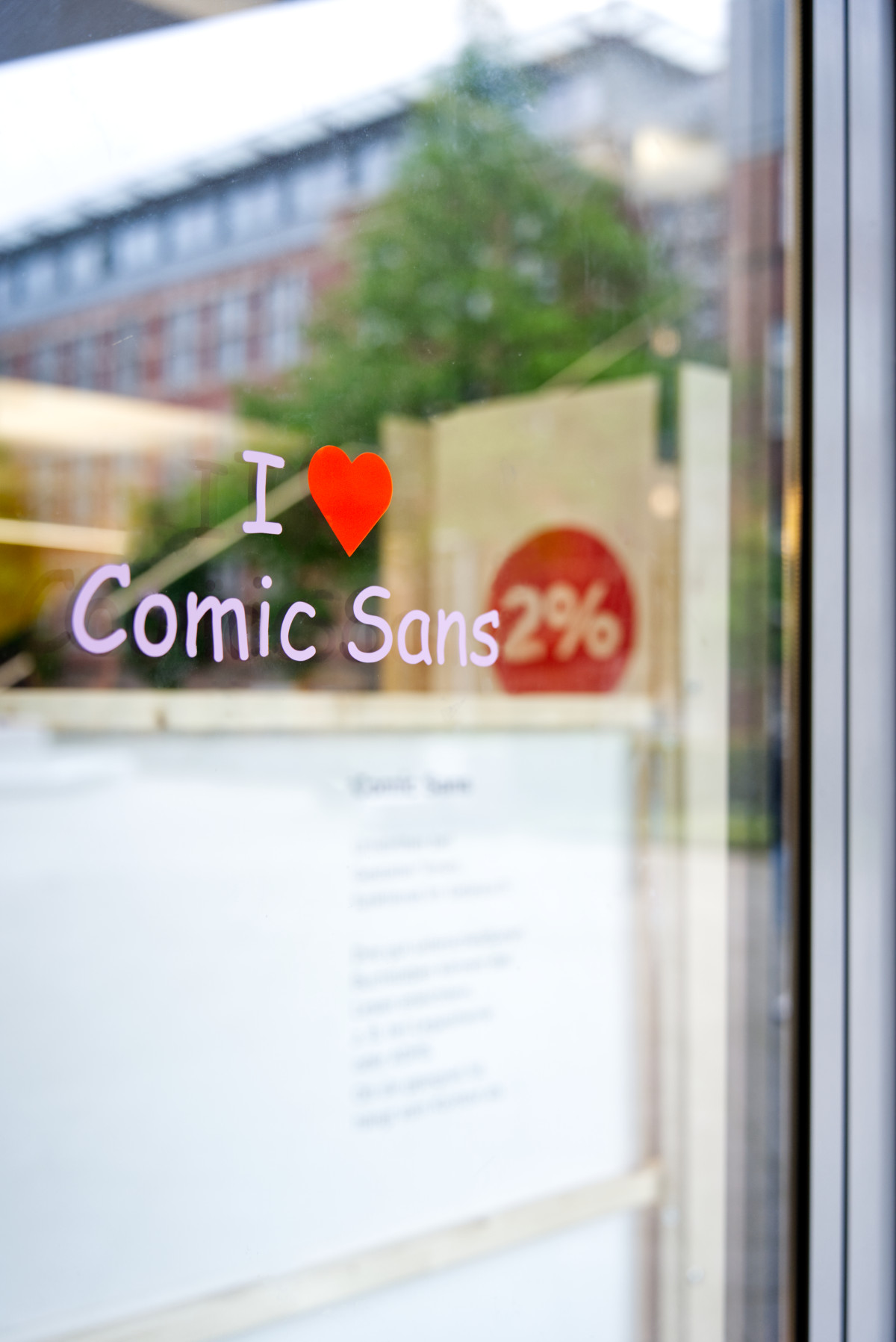 Foliertes Außenfenster mit Schriftzug 