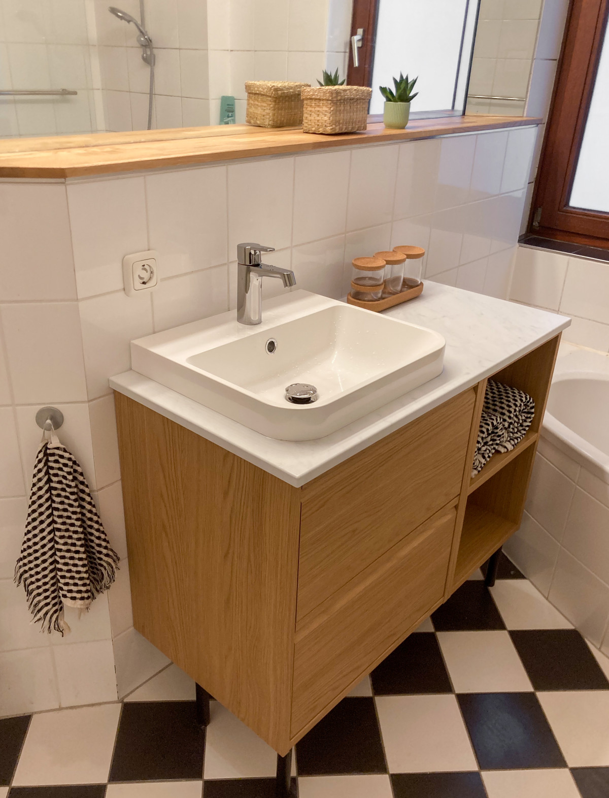 Neuer Waschtischschrank aus Eiche und passenden Accessoires