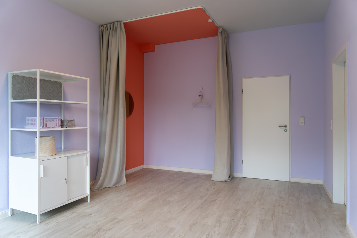 Pflegedienstraum mit geöffnetem Vorhang