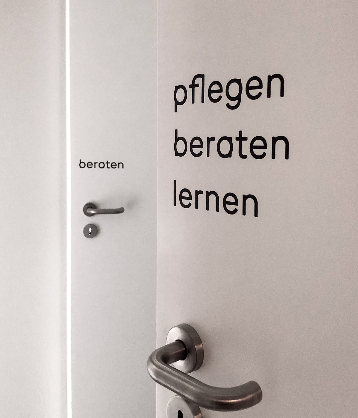 Türbeschriftungen zu den einzelnen Bereichen der Firma