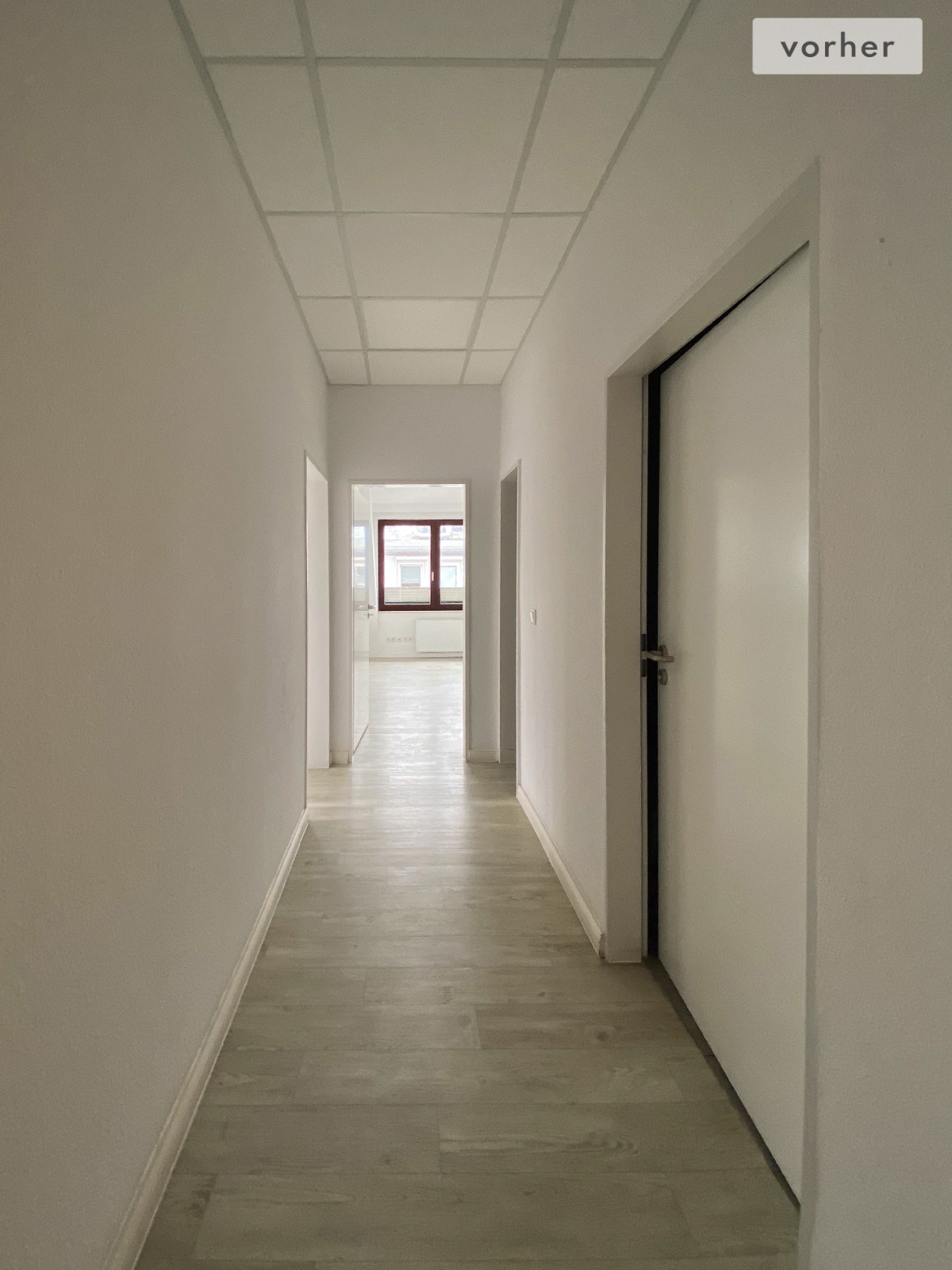 Weißer Flur ohne Möbel und Dekoration vor der Farbgestaltung