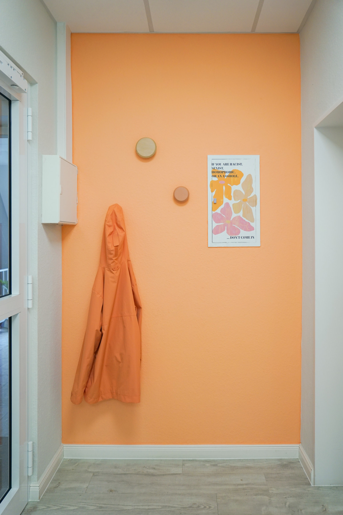 Eingangsbereich mit Garderobe und oranger Wand