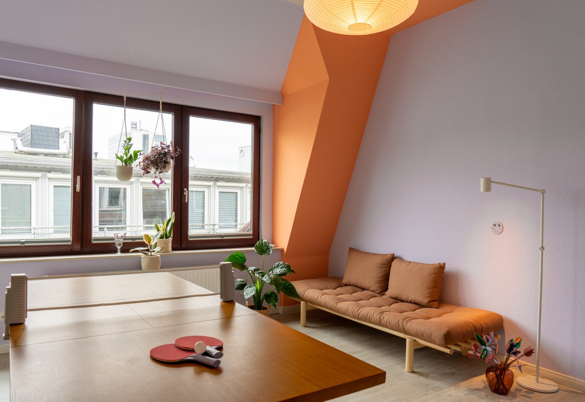 Pausenraum mit Sitz- und Liegefläche sowie Tischtennis