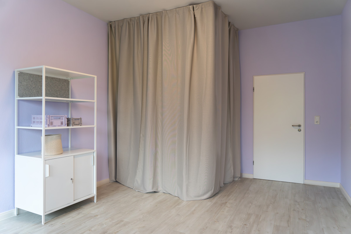 Pflegedienstraum mit geschlossener Umkleidekabine