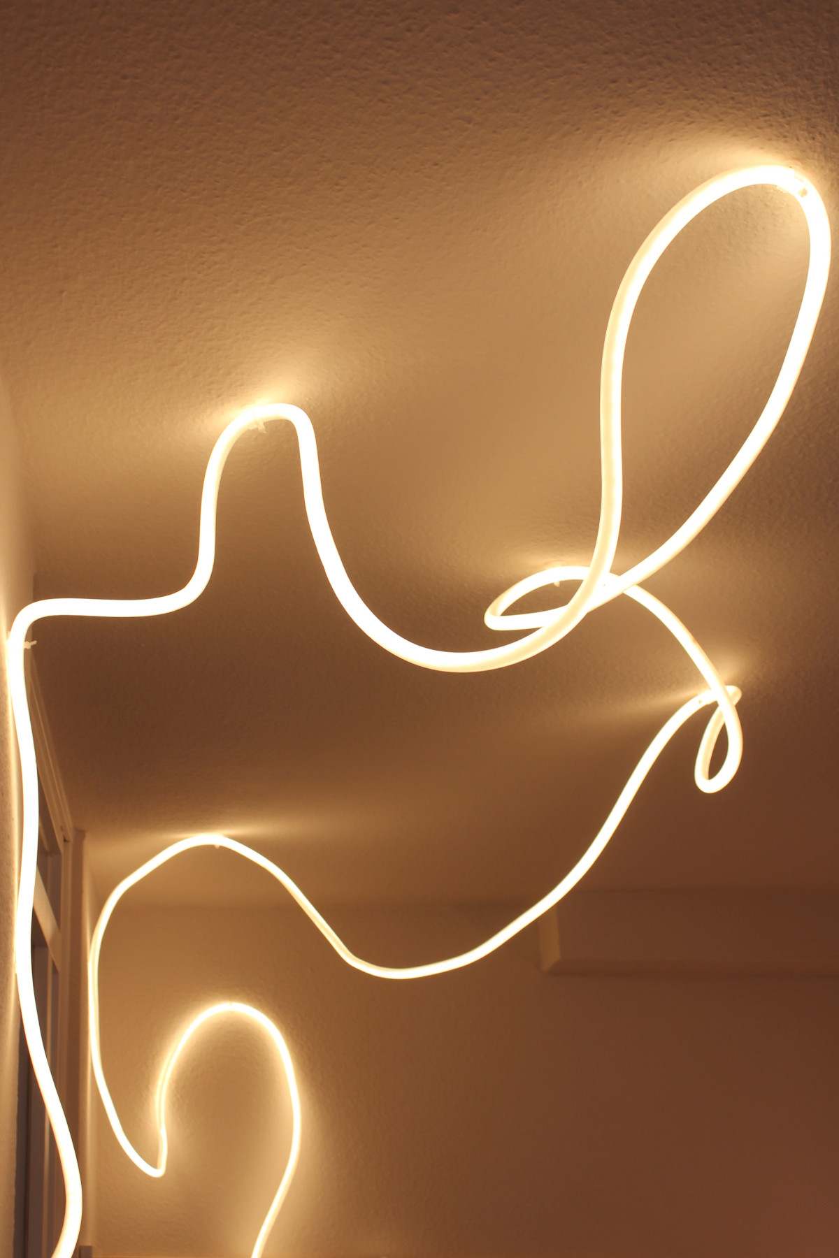 Lichtschlauch an der Wand und Decke der Küche
