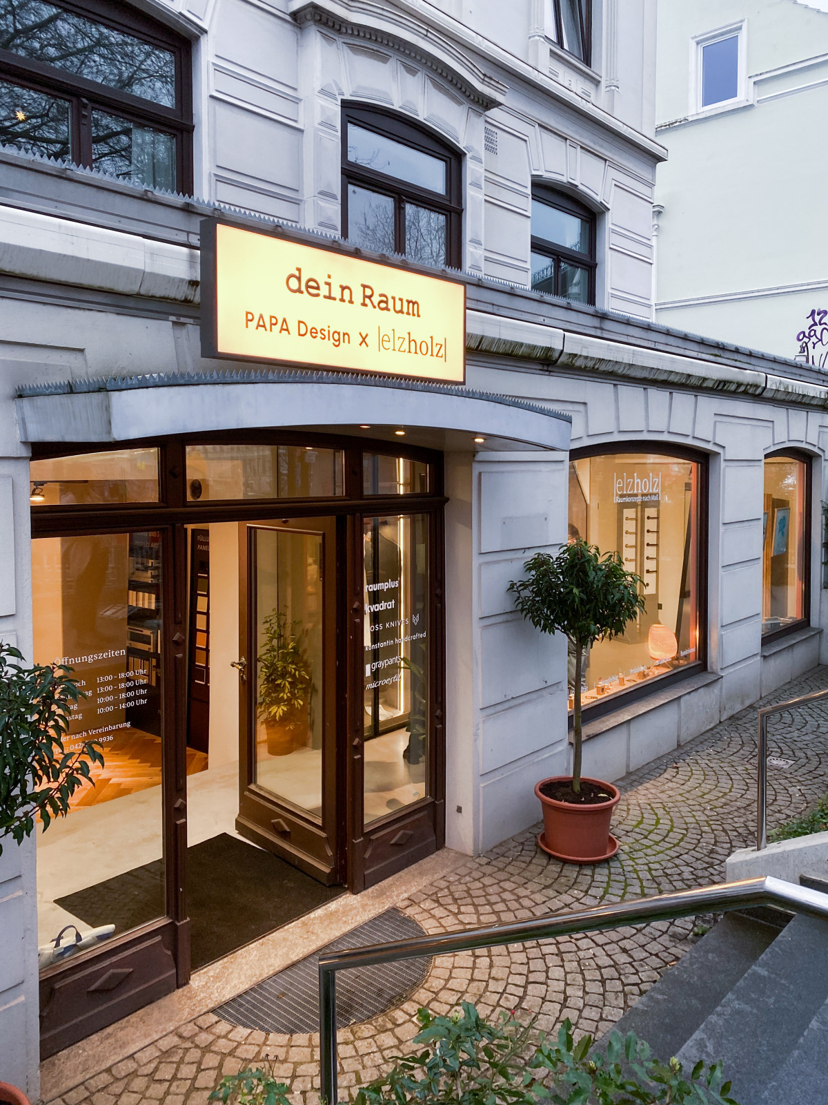 Außenfassade des neuen Showroom mit Leuchtschild