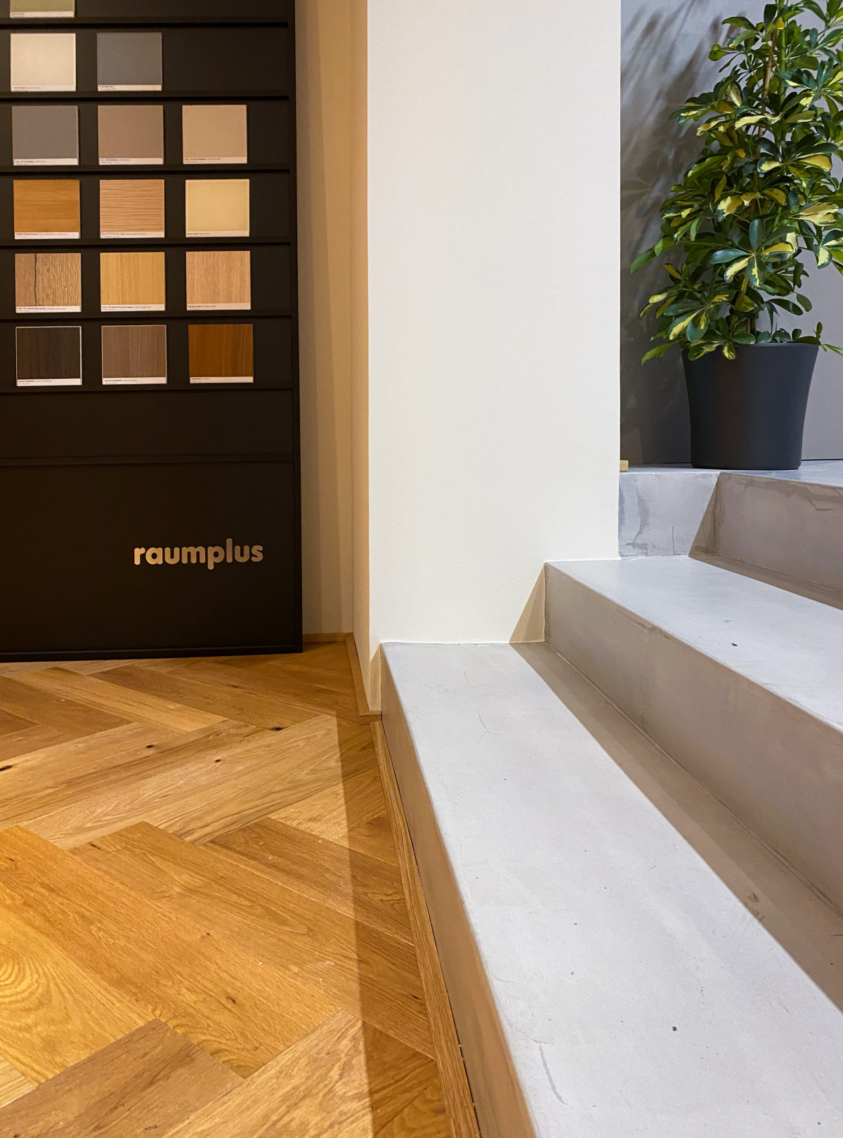 Harmonische Übergänge von Wand, Boden und Treppe