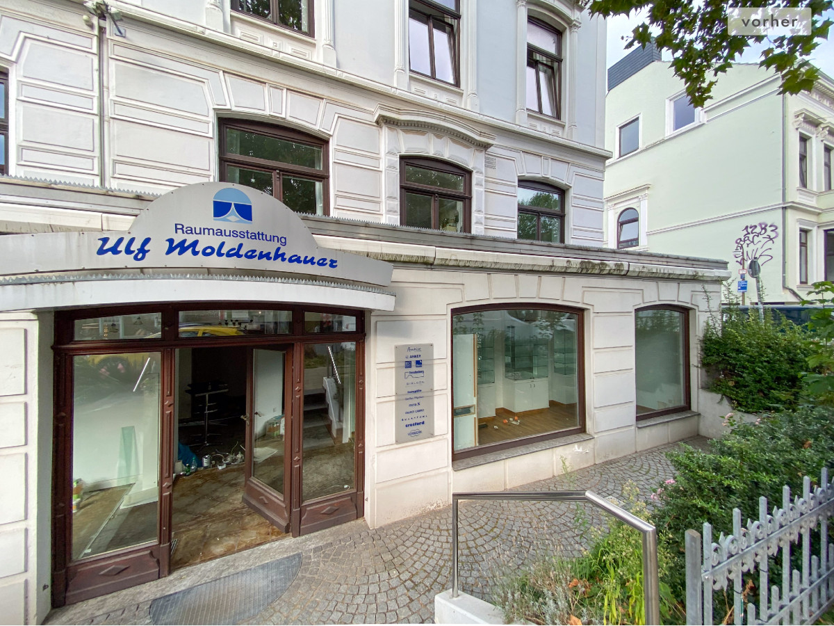 Alte Außenfassade mit Ladenschildern von dem Vorbesitzer