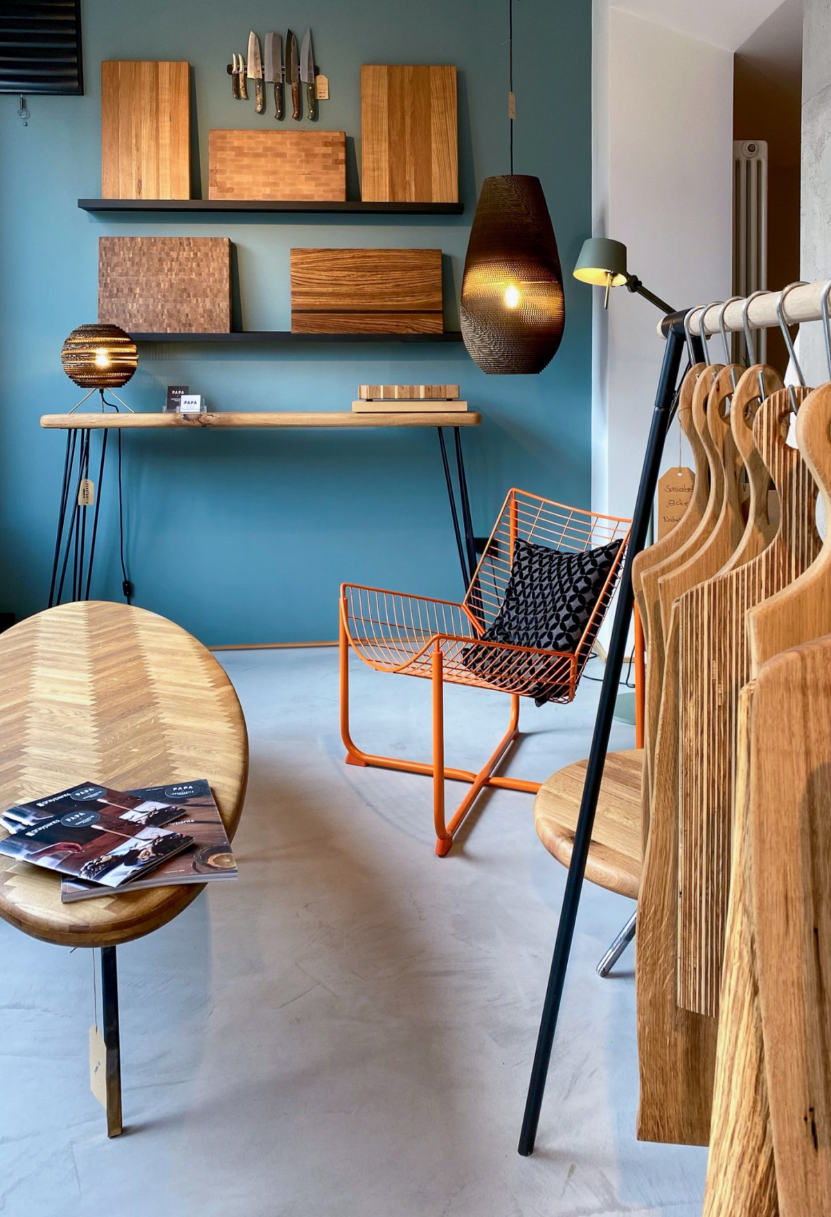 Verkaufsbereich von PAPA Design mit Holzobjekten
