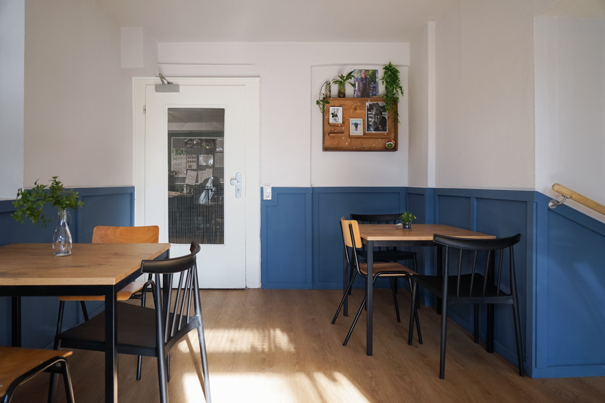 Essbereich bei der Teestube mit vielen Dekodetails