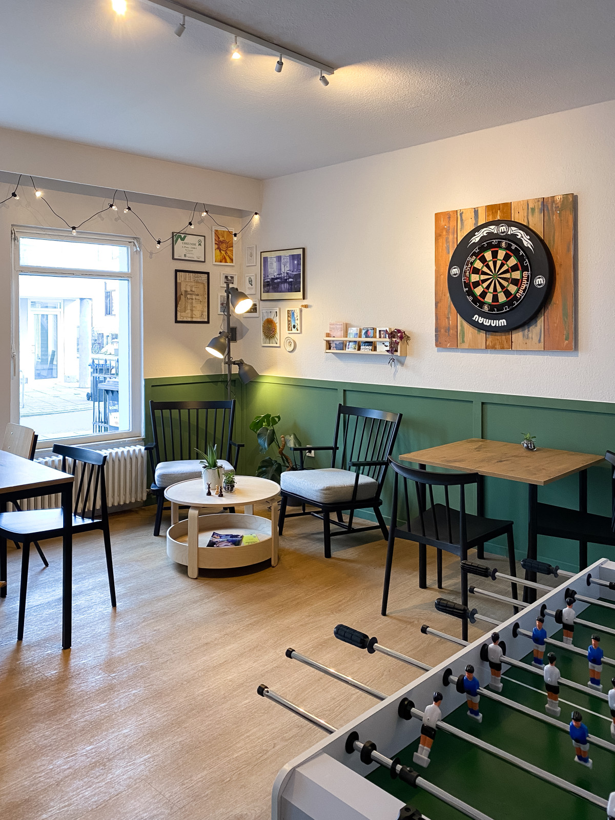 Übersicht überden Raum mit Kicker Dart und Sitzplätzen