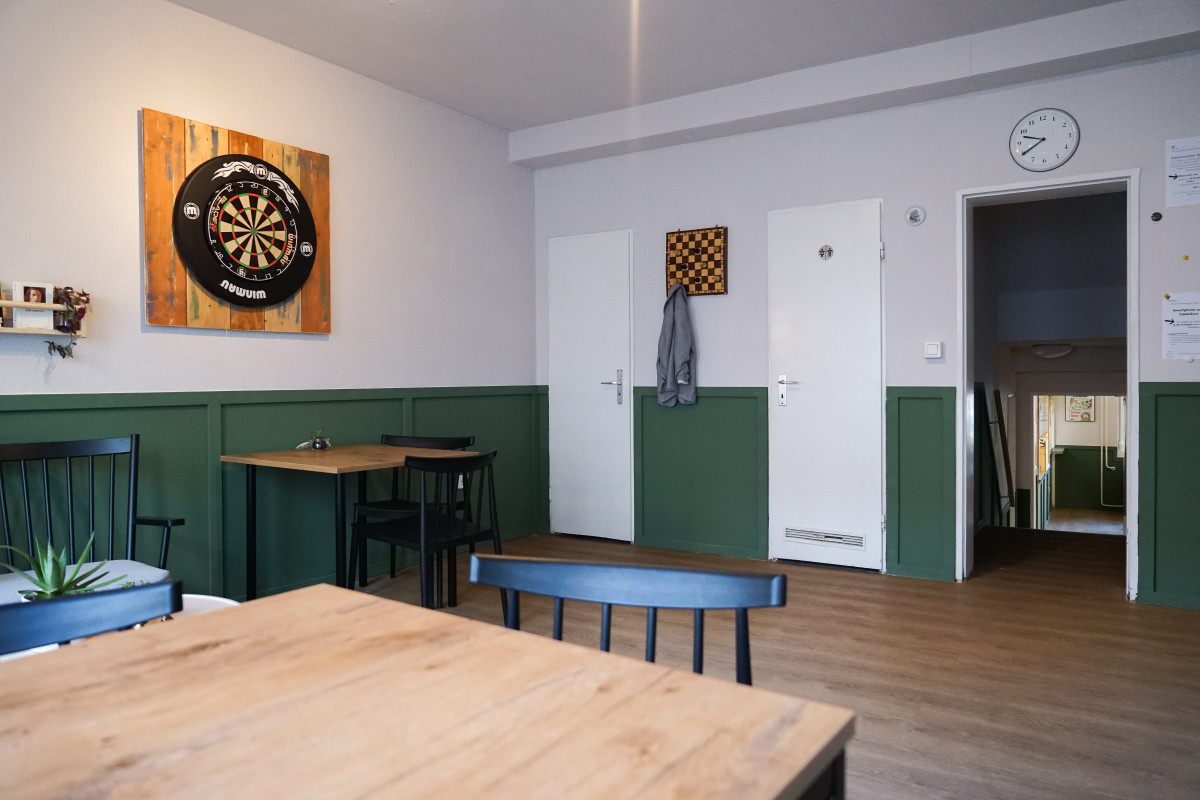 Raum mit neuer grüner Vertäfelung und neuem Fußboden