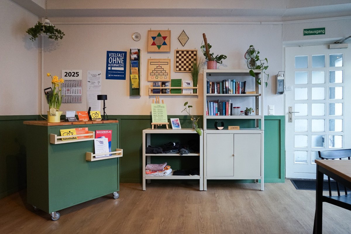 Eingangsbereich mit Verschenkeregal und Spielbrettern