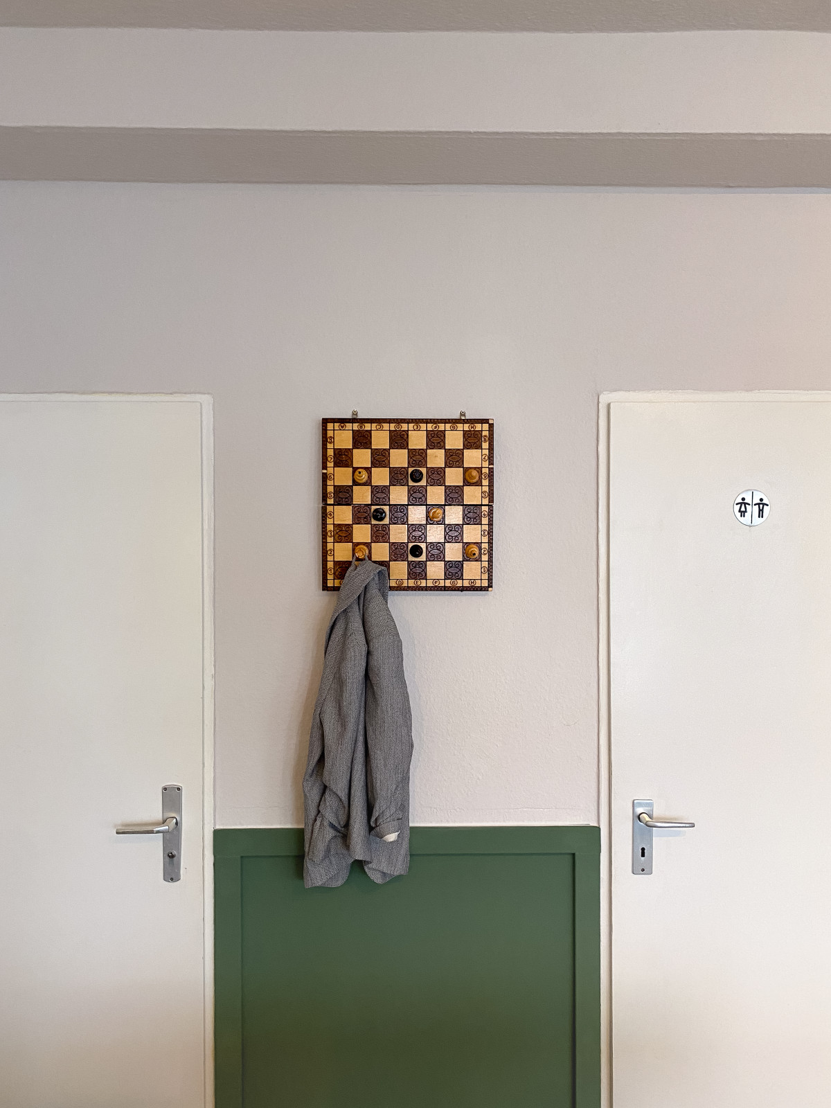 Toilettentür und Garderobe aus einem Schachbrett