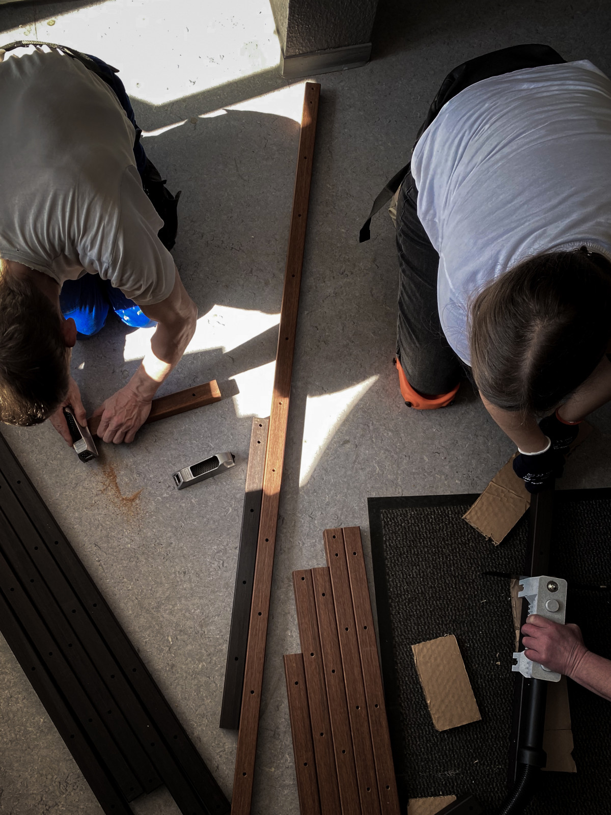 Prozessbild vom Sägen und Schleifen der Kanthölzer